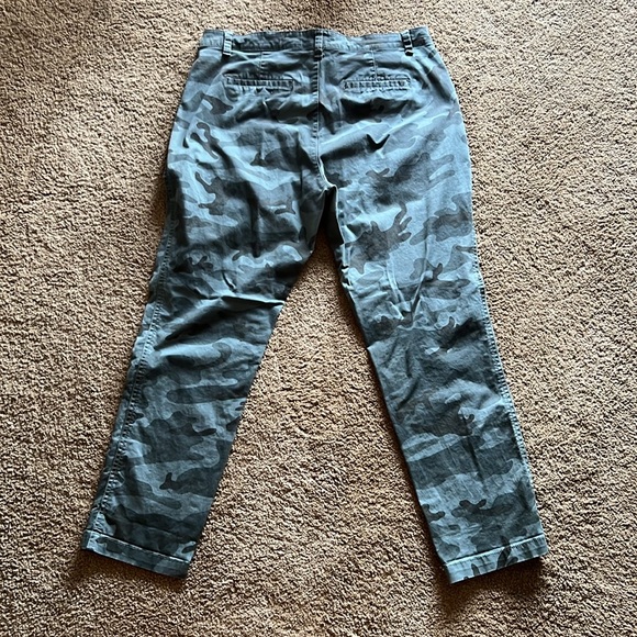 Women’s size 10 girlfriend khaki gap pants and a camouflage pattern. - Picture 3 of 3